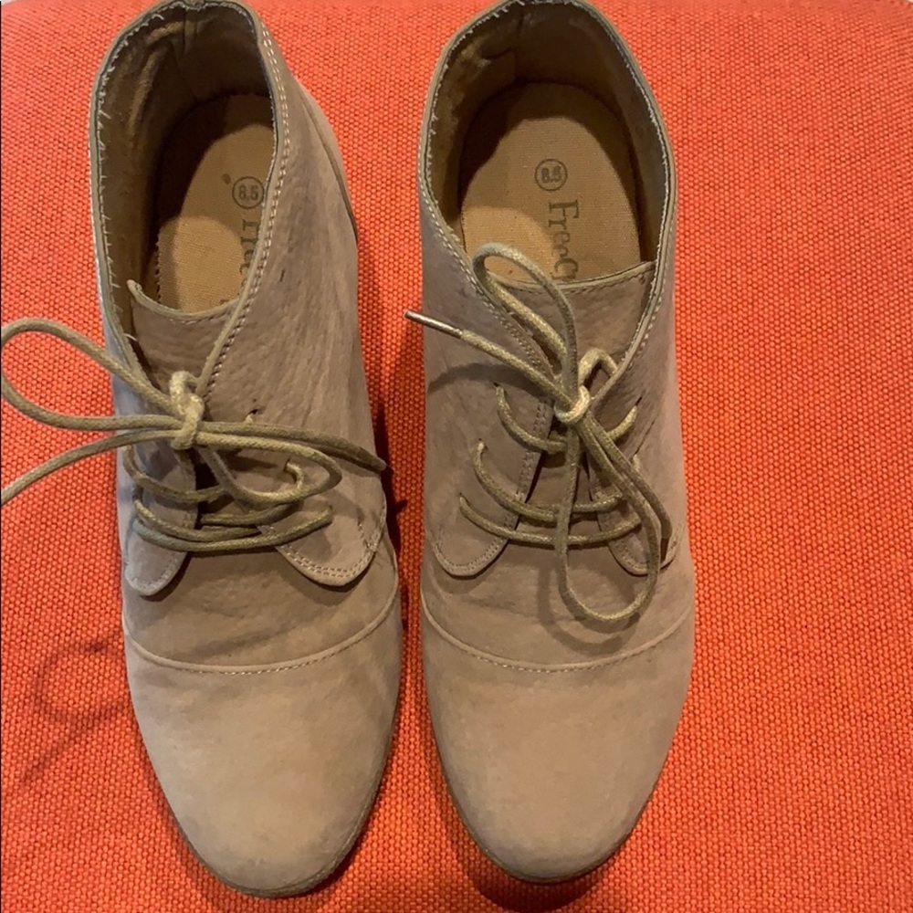 Free choice size 8 1/2 tan wedge with tie